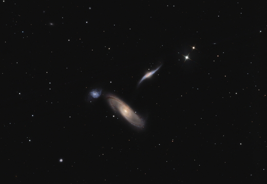 NGC 5566 mit NGC 5560 und NGC 5569